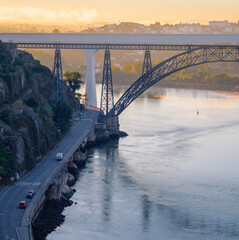 Vistas de Oporto en Portugal amaneciendo un día de verano. Vistas de la ciudad y sus puentes más famosos. © Joaquim