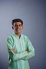 Obraz premium Indian man in tradition wear and giving expression