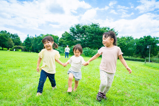 公園で元気に遊ぶ子供たち 
