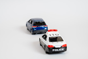 不審車両を追跡するパトカー