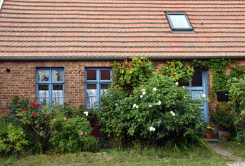 Fototapeta na wymiar Malerische kleine Häuser in Melzow in Brandenburg