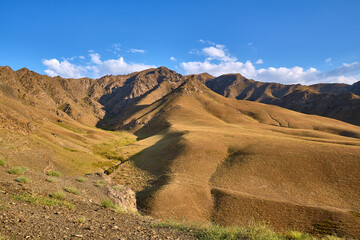 Fototapeta na wymiar view of the nurota mountains in uzbekistan