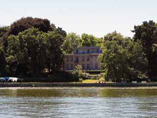Obraz premium Berlin-Wannsee. Haus der Wannsee-Konferenz - Blick vom Wannsee auf den Park und die Villa Marlier
