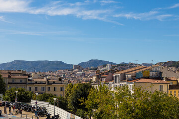 Fototapeta na wymiar Vue sur Marseille depuis l'esplanade de la Gare Saint-Charles