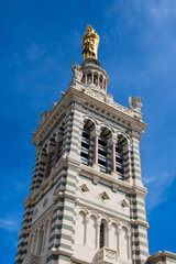 Fototapeta na wymiar Vue sur la Basilique Notre-Dame de la Garde et sa Vierge à l'Enfant dorée