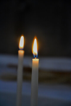 Bougies dans une &eacute;glise