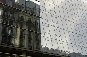 Obraz premium Reflections of old buildings in the windows