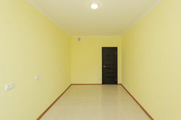 Empty new room with yellow walls in the apartment
