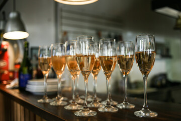 Champagne, servir copas, champaña.