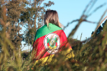 Mulher Gaúcha com bandeira do Rio Grande do Sul 