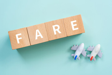 FAREと書かれたブロックと飛行機
