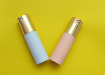 Dos envases de plastico para productos cosmeticos en color rosa y azul. 