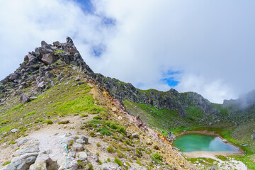 焼岳登山　山頂付近のカルデラ湖