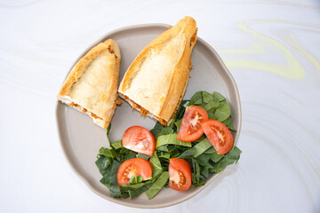 Pan con carne con ensalada