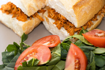 Lonche de carne con ensalada y tomate