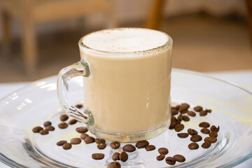 Capuccino con granos de café alrededor