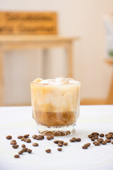 Café frío con hielo en cafetería