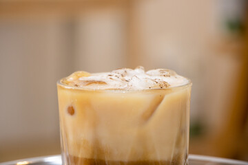 Close up café con hielo en vaso de cristal