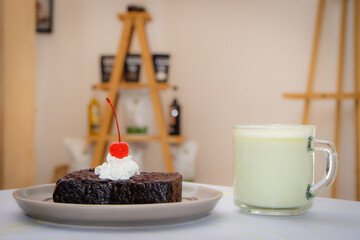 Brownie de chocolate con te matcha de fondo