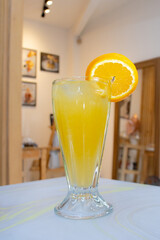 Jugo de naranja en vaso de vidrio