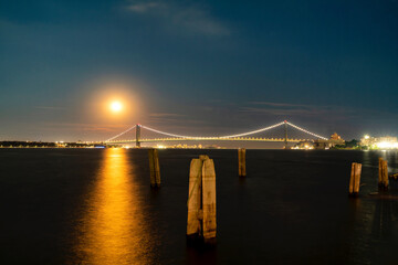 Obraz premium beautiful sunset and moon reflection on the sea in Brooklyn