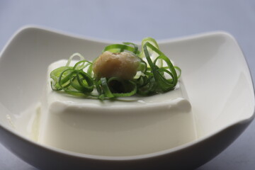 ネギと生姜ののった冷奴