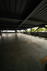 ガラ空きの立体駐車場
