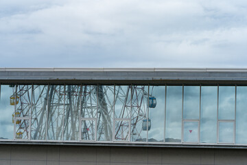 Obraz premium ビルの窓ガラスに反射する観覧車