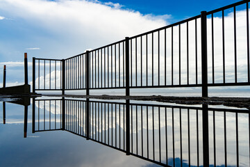 水たまりに反射して映る青空
