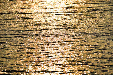 夕日を浴びて黄金に輝く海