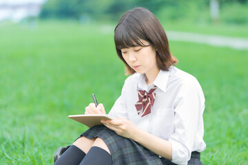 勉強する女子高生