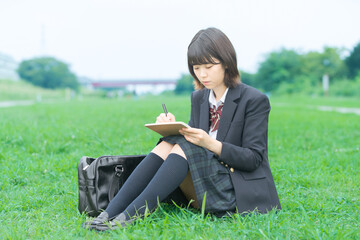 勉強する女子高生
