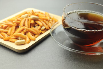 バンブートレイに盛られた柿の種と紅茶