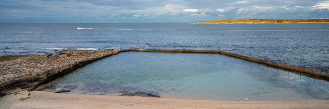 Ocean pool and headland with the horison in panorama