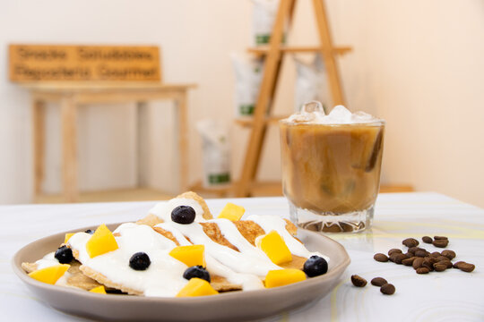 Crepas y caf&eacute; fr&iacute;o con hielos