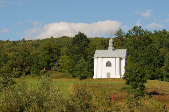 Górska kapliczka w Kalwaria Pacławska nad rzeką Wiar.