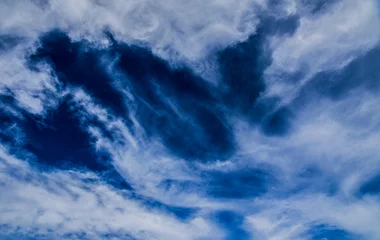 Foto op Plexiglas fondo de un cielo azul con nubes blancas  © kesipun