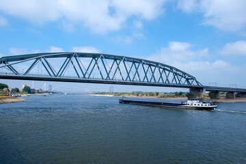 Obraz premium Railway bridge over the Waal near Nijmegen || Spoorbrug over de Waal bij Nijmegen