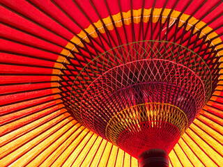 伝統の和傘　光を受けて美しい番傘