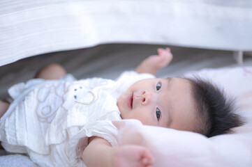 カーテンで遊ぶ赤ちゃん