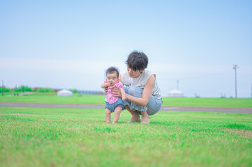 立つ練習する赤ちゃん