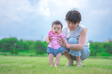 Fototapeta premium 立つ練習する赤ちゃん