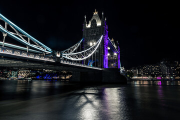 Obraz premium The Tower Bridge lit up in purple in the honour of Queen Elizabeth II