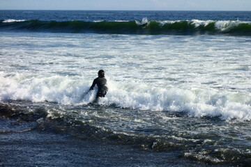 人知れず、サーフボード、ビーチで波をサーフィンする若い女性のライフスタイル	
