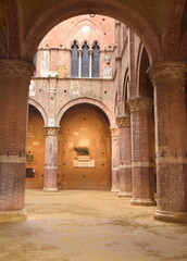 Innenhof des Palazzo Comunale in Siena