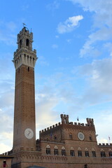Fototapeta premium In den blauen Himmel emporragendes Torre del Mangia 