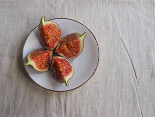 Figs on a vintage plate. Fig slices. Fig macro
