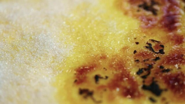 カタラーナの表面をバーナーで炙り、砂糖がキャラメル状に色づく様子。デザートメニューの仕上げや、焦げ目の香ばしさを伝える販促・広告用素材に。 | Caramelizing the sugar on top of Catalana with a kitchen torch.