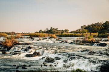 Popa Falls im Licht der untergehenden Sonne, White Sands, Okavango River, Namibia