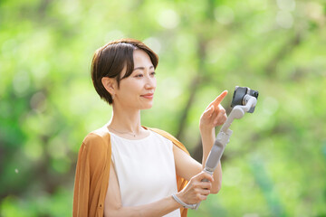 女性・スマートフォン・ジンバル